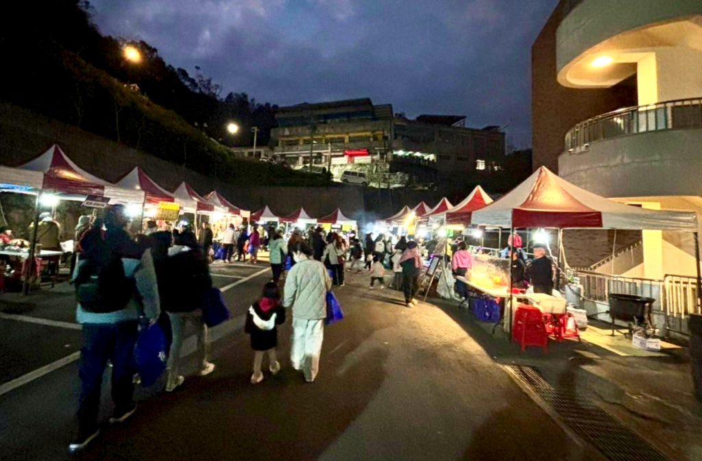 114年度五峰鄉歲末感恩跨年晚會 「2025族服織夜 × 星光市集狂歡夜」熱鬧登場 114年度五峰鄉歲末感恩跨年晚會 「2025族服織夜 × 星光市集狂歡夜」熱鬧登場