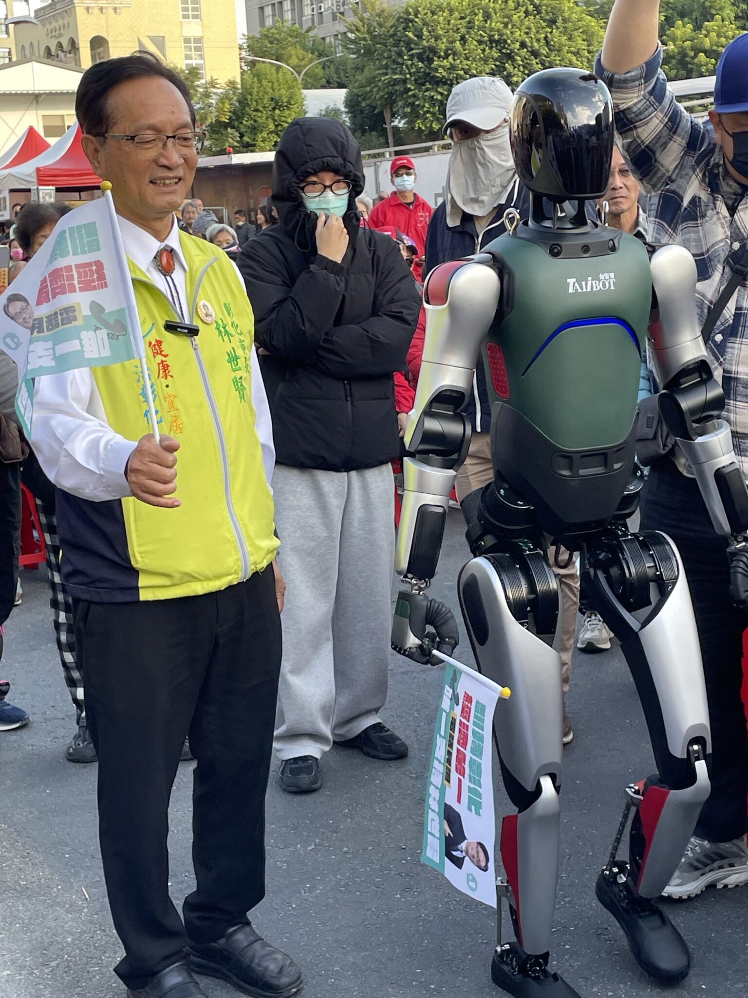 台灣選舉史上首見 人形機器人 現身林世賢勝利團結大會 台灣選舉史上首見 人形機器人 現身林世賢勝利團結大會