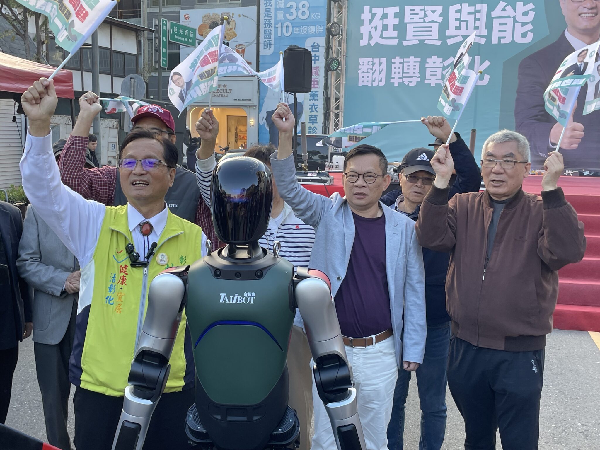 台灣選舉史上首見 人形機器人 現身林世賢勝利團結大會 台灣選舉史上首見 人形機器人 現身林世賢勝利團結大會