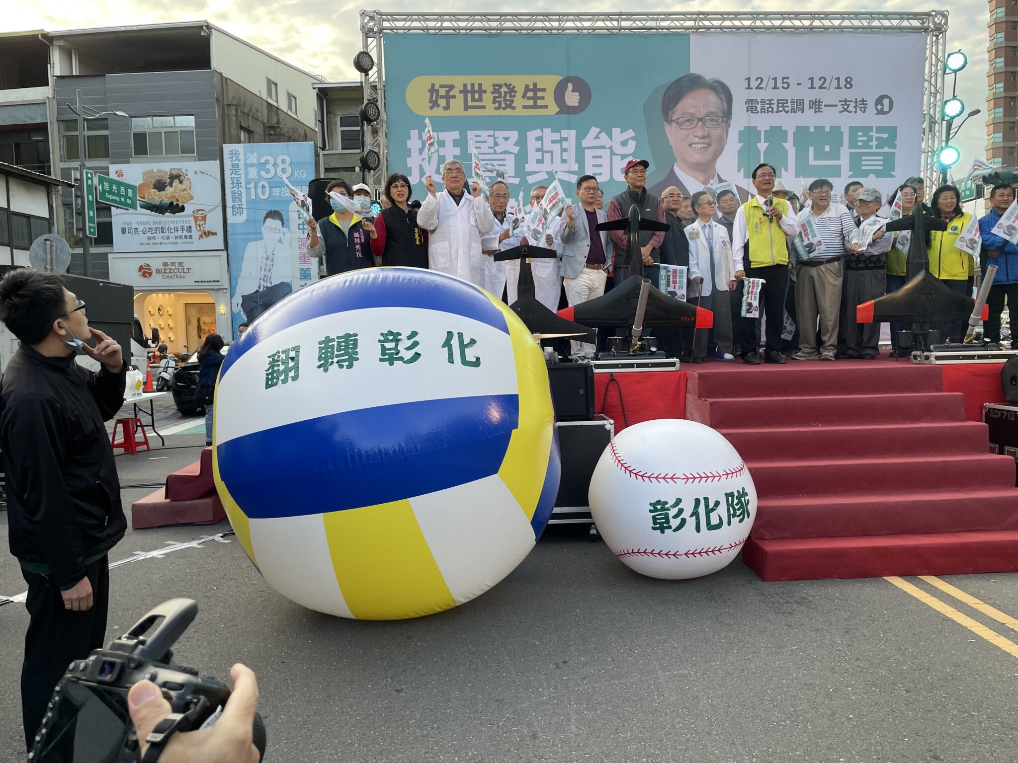 台灣選舉史上首見 人形機器人 現身林世賢勝利團結大會 台灣選舉史上首見 人形機器人 現身林世賢勝利團結大會