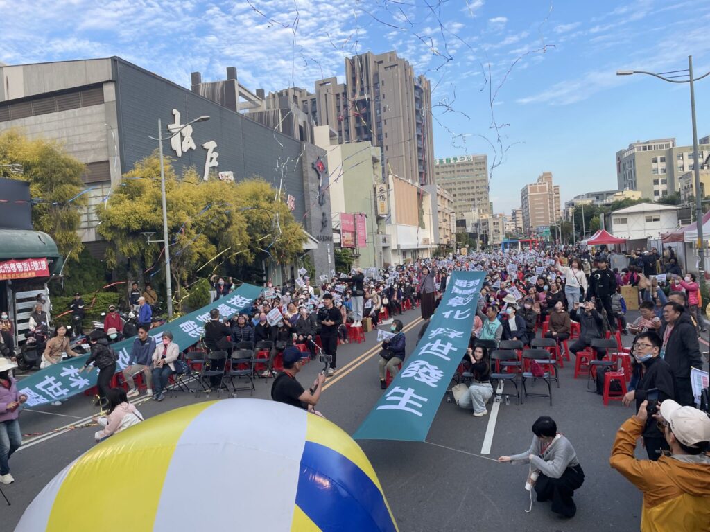 台灣選舉史上首見 人形機器人 現身林世賢勝利團結大會 台灣選舉史上首見 人形機器人 現身林世賢勝利團結大會