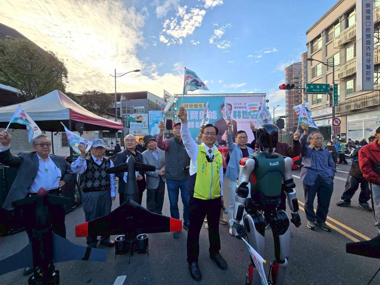 人形機器人現身、九把刀柯爸站台力挺 林世賢拚黨內初選 誓言用科技產業翻轉彰化縣經濟 人形機器人現身、九把刀柯爸站台力挺 林世賢拚黨內初選 誓言用科技產業翻轉彰化縣經濟