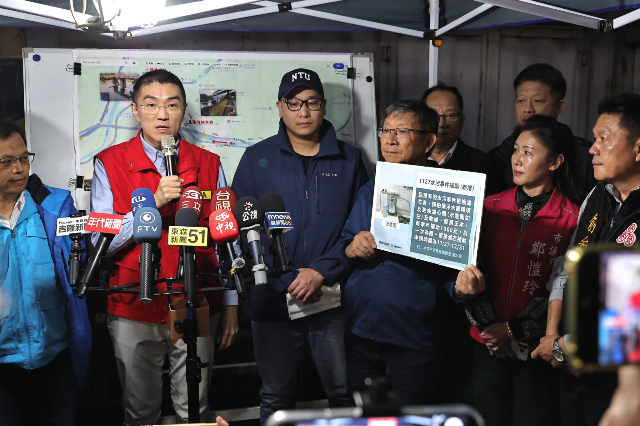 謝國樑勘查水污染清理　宣布補助項目納入「濾芯更換費用」