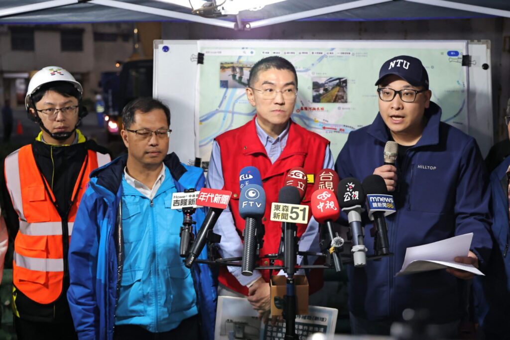 謝國樑勘查水污染清理　宣布補助項目納入「濾芯更換費用」