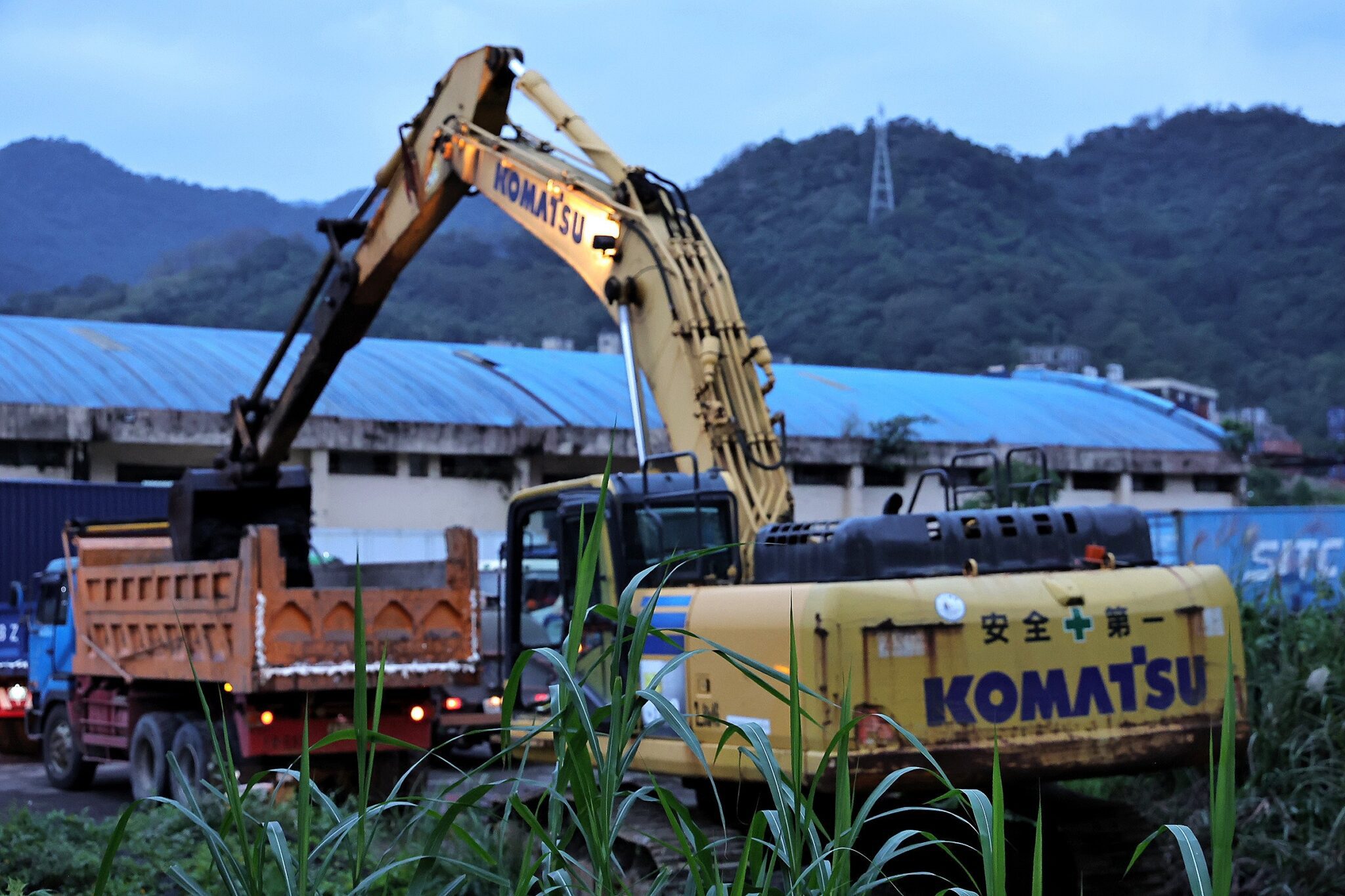 謝國樑勘查水污染清理　宣布補助項目納入「濾芯更換費用」