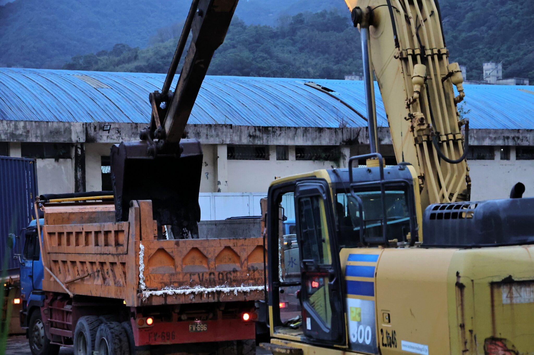 謝國樑勘查水污染清理　宣布補助項目納入「濾芯更換費用」