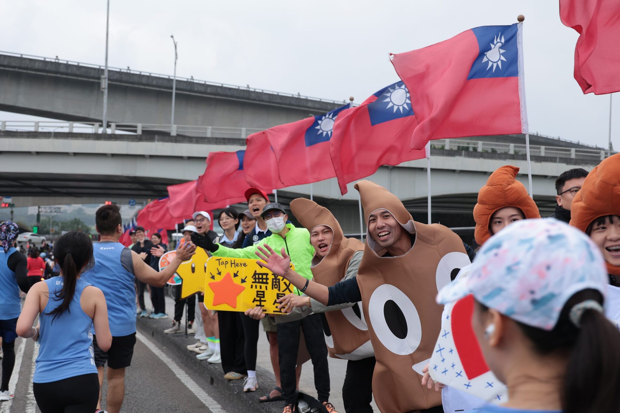 2025臺北馬拉松 感謝警方全力維安 2.8萬名跑者順利完賽 共創城市榮耀 2025臺北馬拉松 感謝警方全力維安 2.8萬名跑者順利完賽 共創城市榮耀