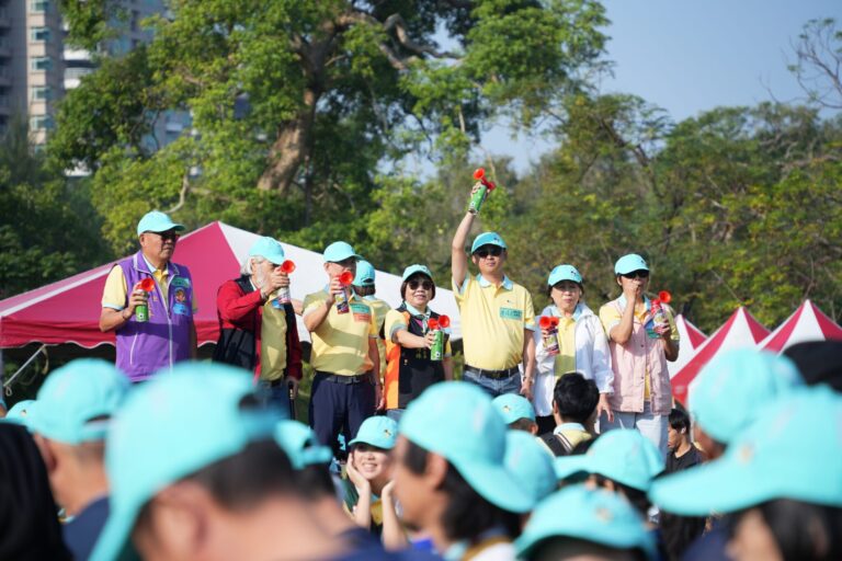 「60家扶情 南高攜手行 用愛守護 希望童行」 　南高雄家扶60週年健走大會師