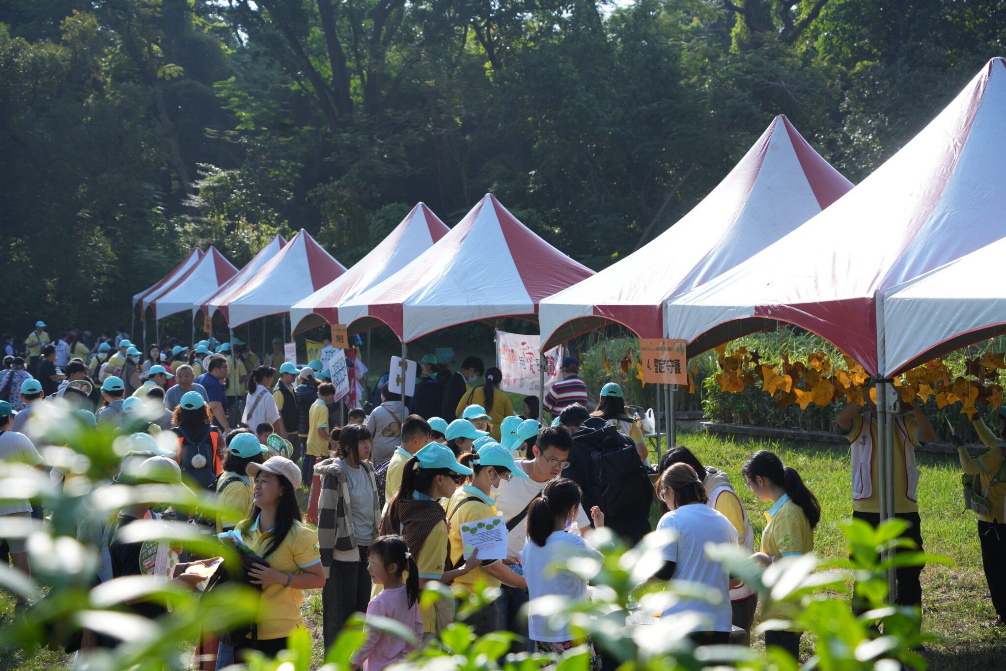 「60家扶情 南高攜手行 用愛守護 希望童行」 　南高雄家扶60週年健走大會師