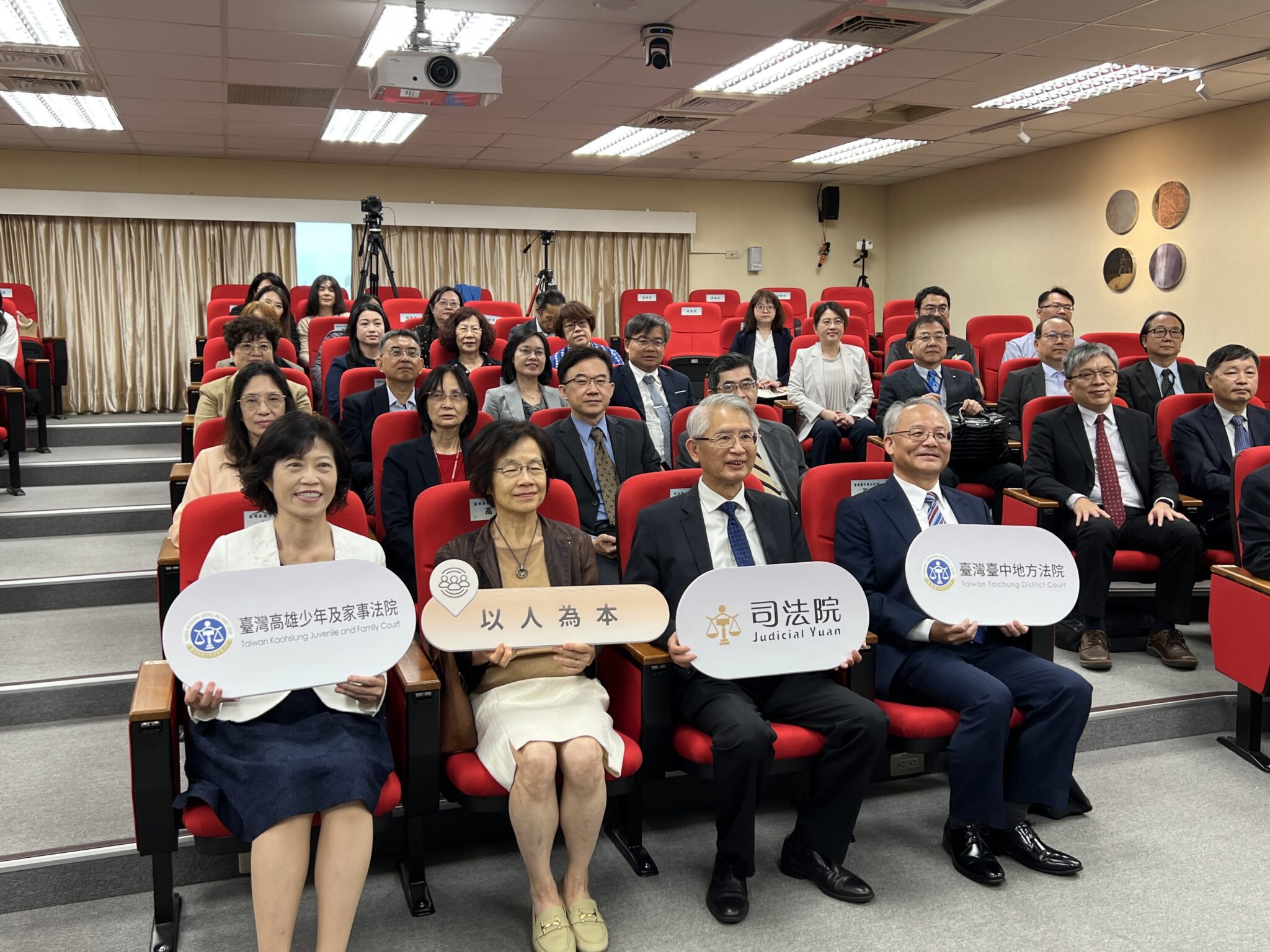 一年 160 件強制住院案　高雄啟用「精神衛生專家」參審法庭 司法從「高臺」走下，聽見病人的聲音