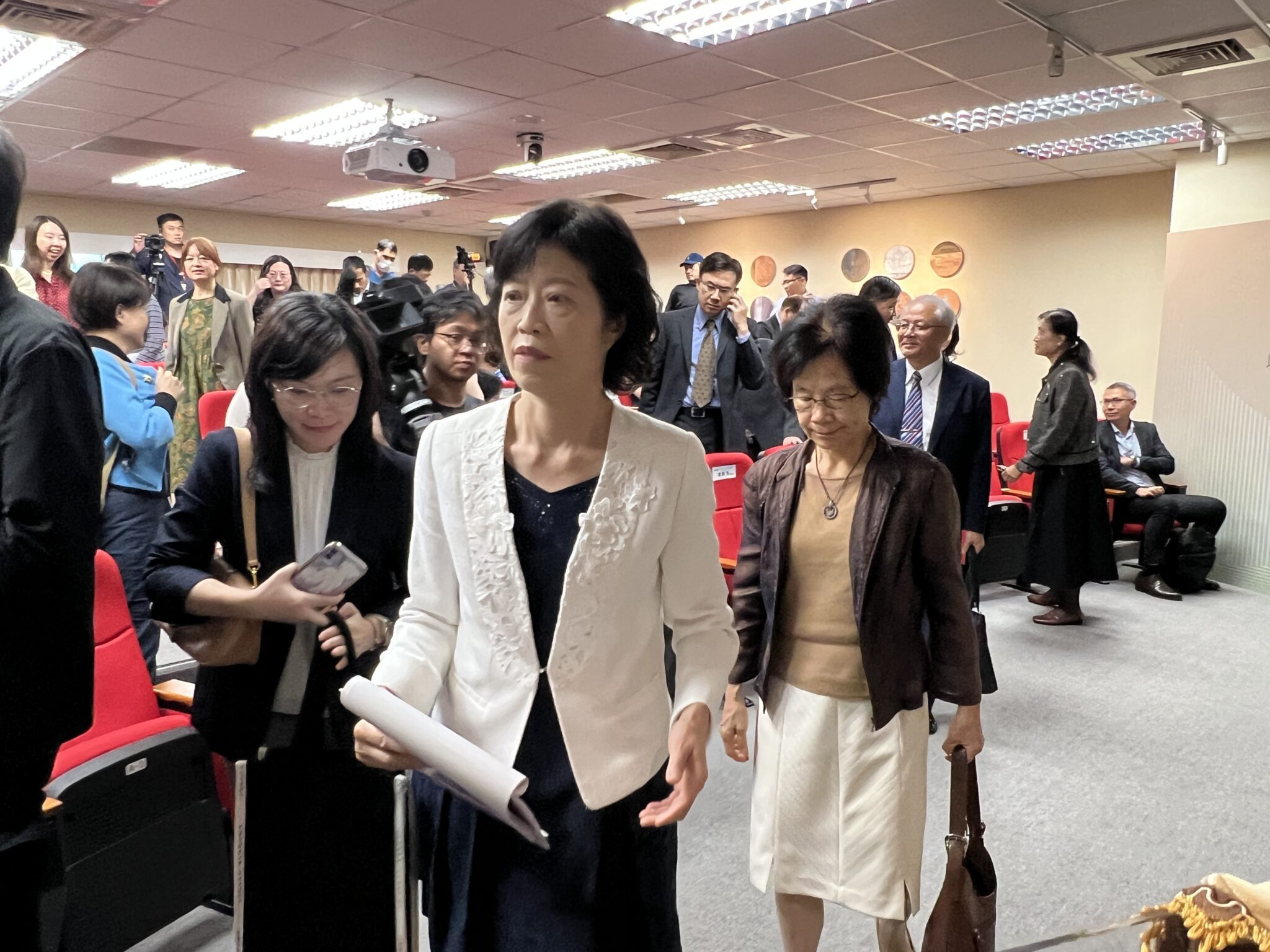 一年 160 件強制住院案　高雄啟用「精神衛生專家」參審法庭 司法從「高臺」走下，聽見病人的聲音