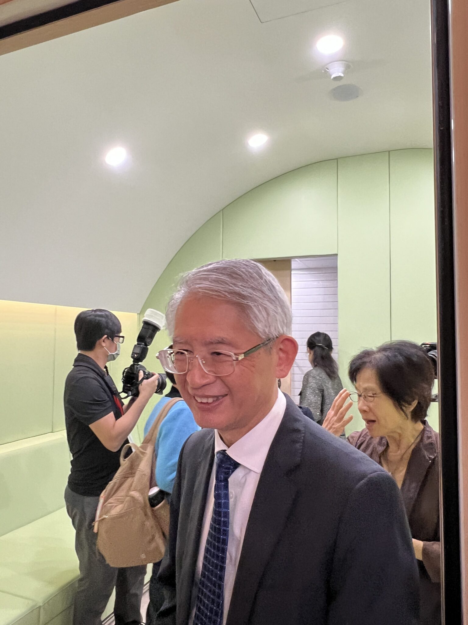 一年 160 件強制住院案　高雄啟用「精神衛生專家」參審法庭 司法從「高臺」走下，聽見病人的聲音