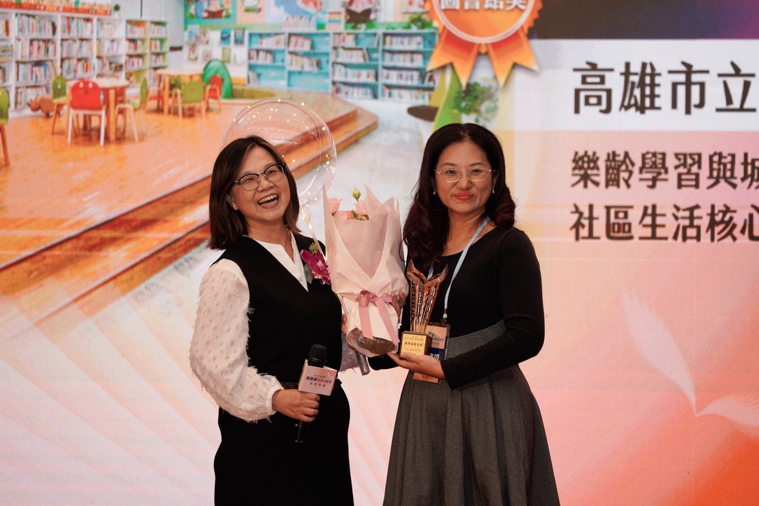 高市圖再獲教育部肯定 榮膺「標竿圖書館獎」與「傑出圖書館館員獎」 高市圖再獲教育部肯定 榮膺「標竿圖書館獎」與「傑出圖書館館員獎」