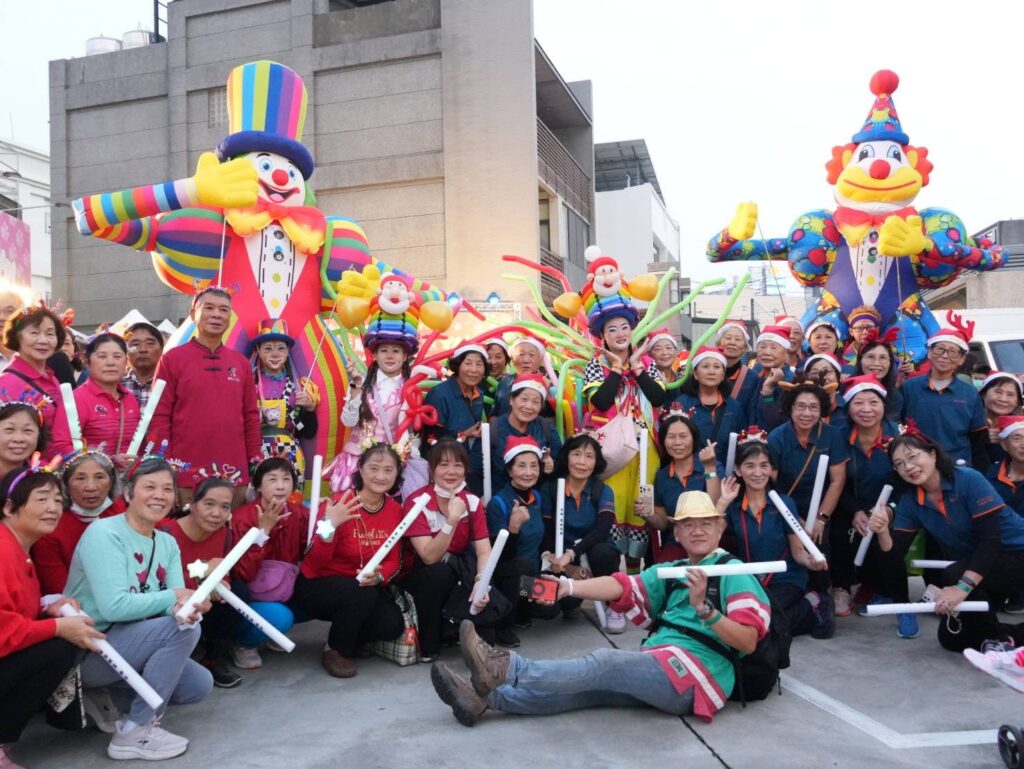 聖誕踩街結合健康宣導 秀傳醫療體系南部院區溫暖路竹 聖誕踩街結合健康宣導 秀傳醫療體系南部院區溫暖路竹