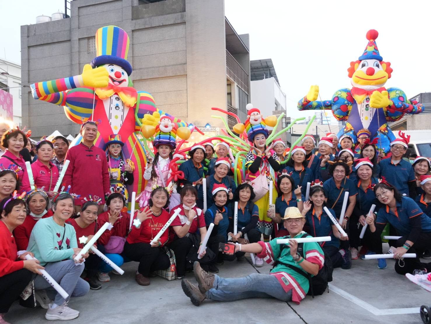 聖誕踩街結合健康宣導 秀傳醫療體系南部院區溫暖路竹 聖誕踩街結合健康宣導 秀傳醫療體系南部院區溫暖路竹