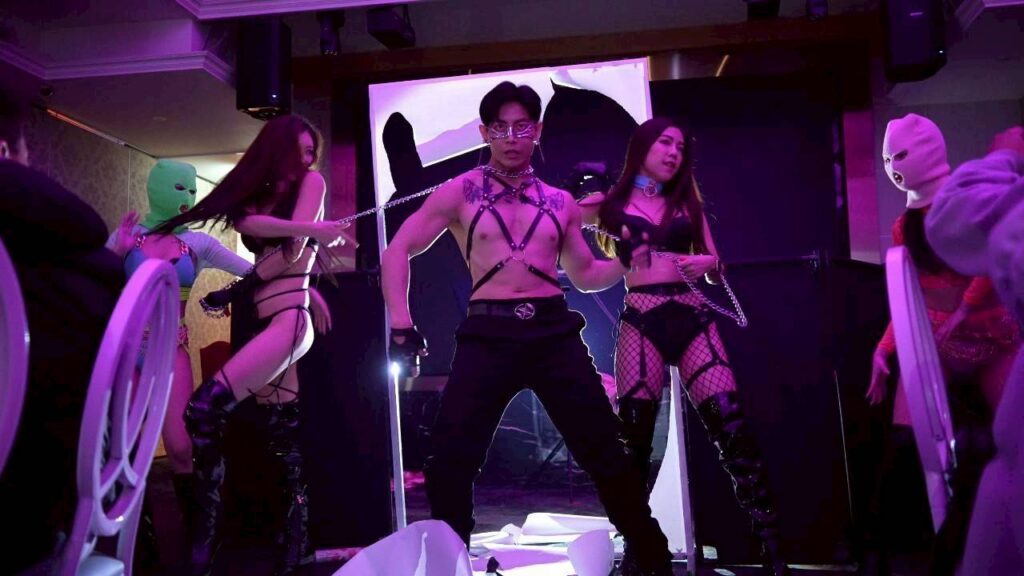 「猛男加DJ」成廠商尾牙春酒最愛!最帥猛男唐子元接破50場,唱跳新人小銘Lil Ming登南投跨年 23 LINE ALBUM %E6%96%B0%E8%81%9E%E5%AA%92%E9%AB%94%E5%8F%AF%E7%94%A8%E7%9A%84%E7%85%A7%E7%89%87%E7%B4%A0%E6%9D%90 251222 1