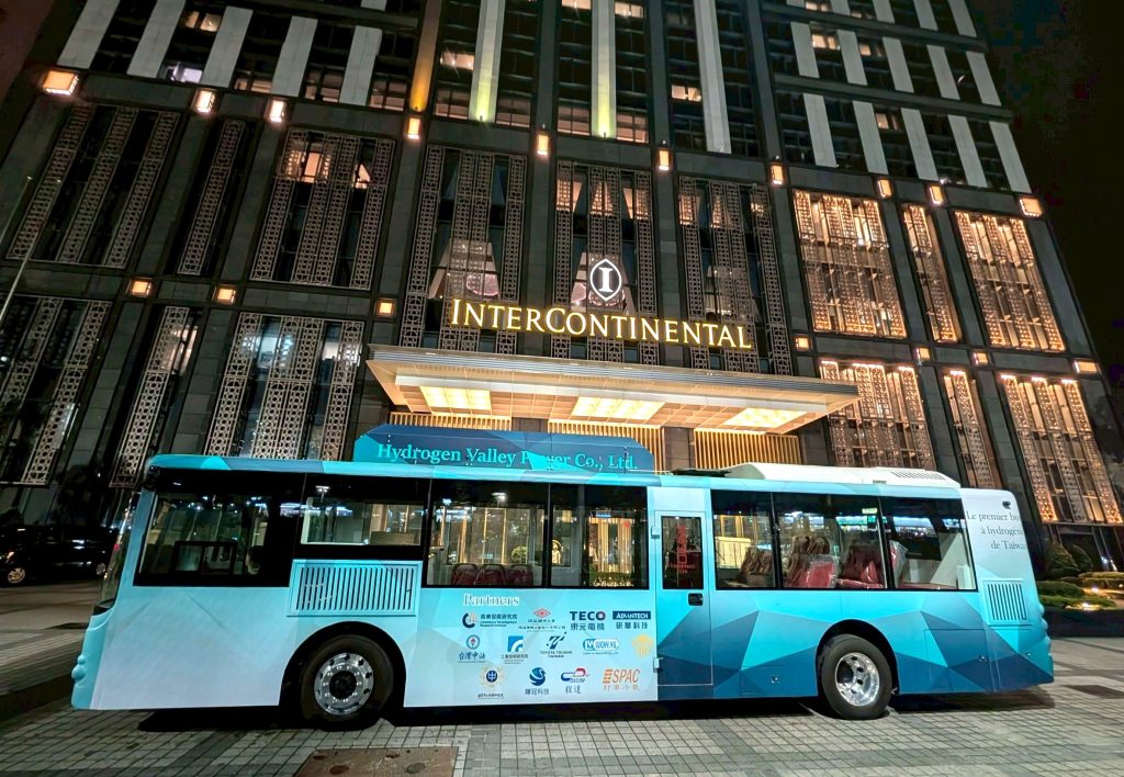 氫谷動能首輛氫能巴士赴德認證 攜手聯華林德佈局台灣氫能運輸 氫谷動能首輛氫能巴士赴德認證 攜手聯華林德佈局台灣氫能運輸