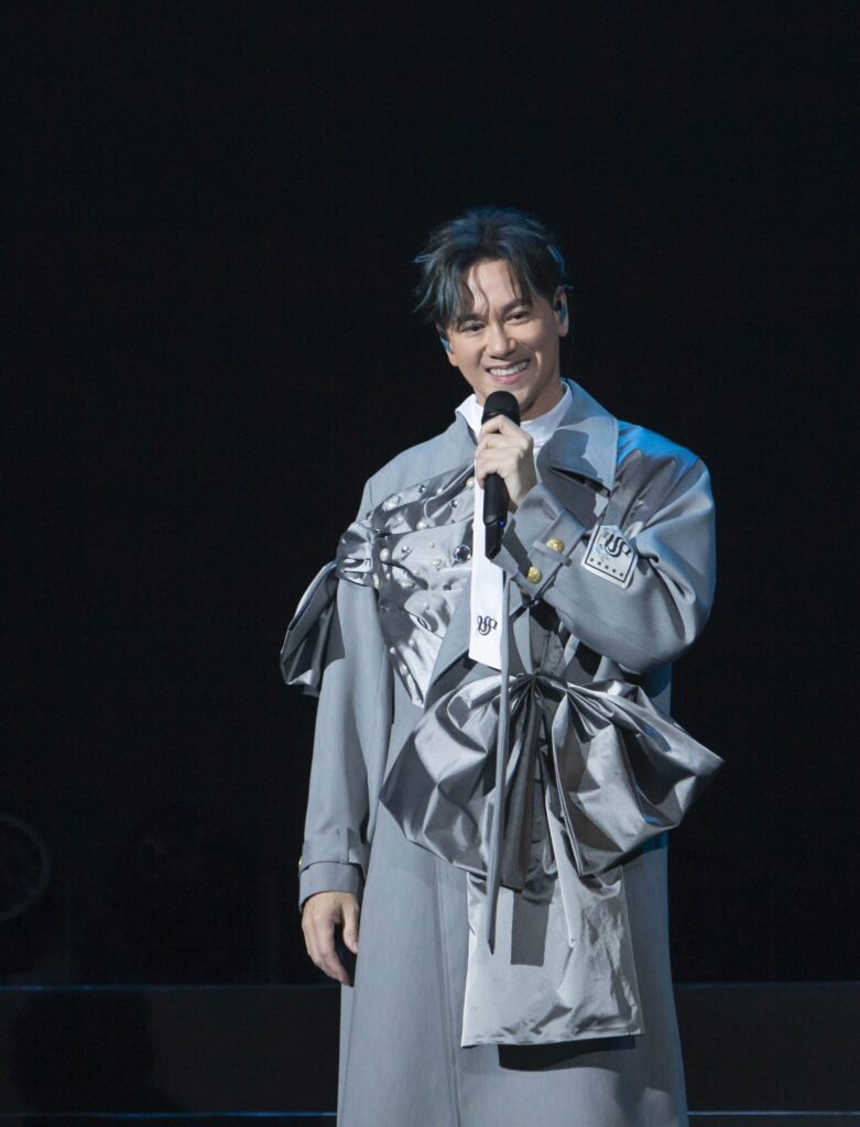 李聖傑〈癡心絕對〉 10017 次與萬人齊聲合唱震撼小巨蛋 李聖傑〈癡心絕對〉 10017 次與萬人齊聲合唱震撼小巨蛋