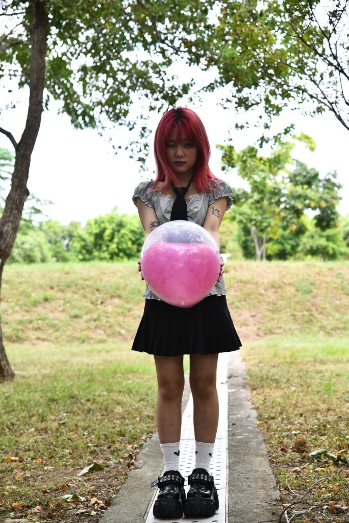 刺心入骨 唱作新女聲太愛「她」了 竟然把億萬偶像簽名刺在手上捧著 10 S 232742956 684x1024 1