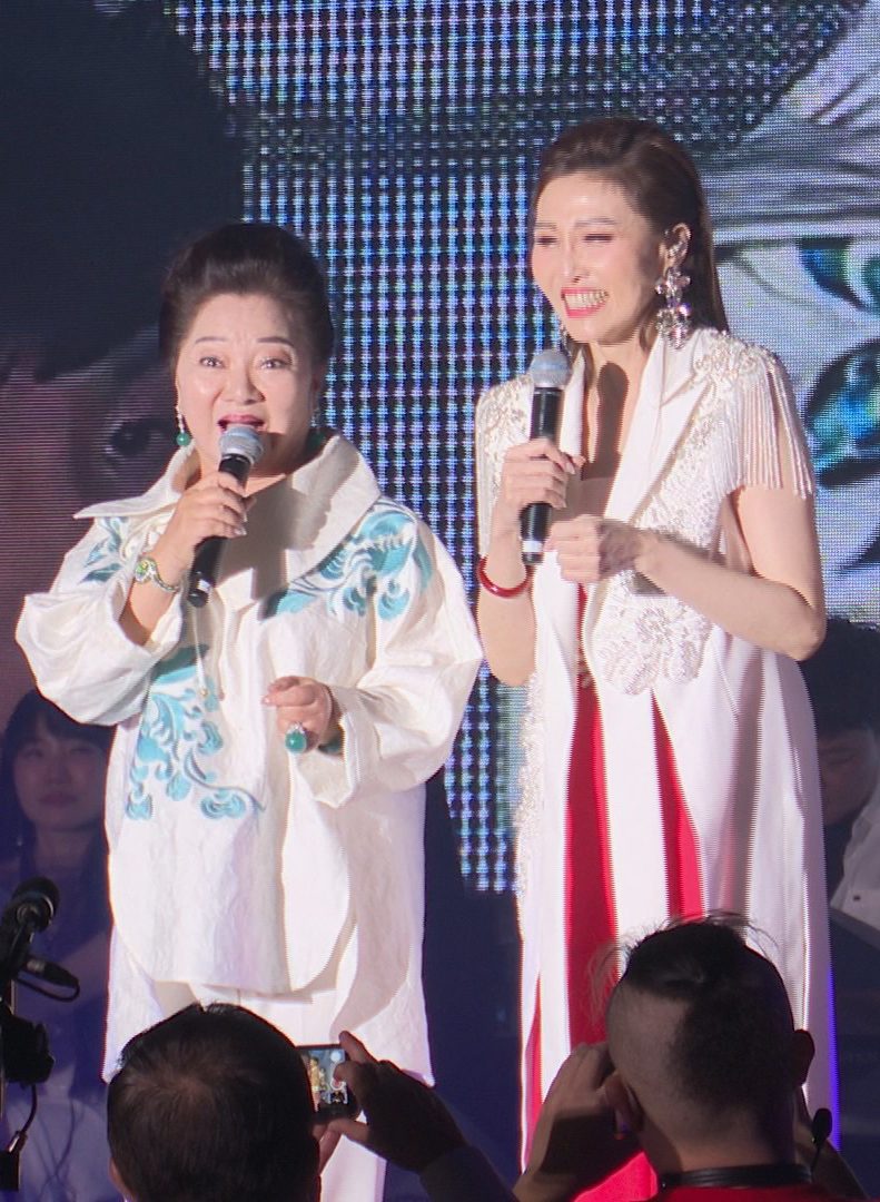 楊惠絜生日開唱 白冰冰到場相挺 爸爸 妹妹輪番上台合唱 楊惠絜生日開唱 白冰冰到場相挺 爸爸 妹妹輪番上台合唱