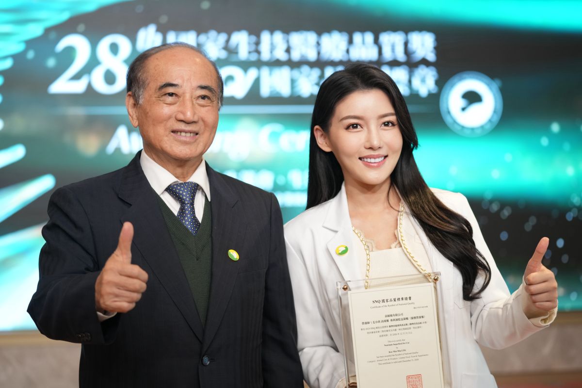 從專業出發的每一口!營養師品牌 「MinVita 百卡餐」 獲獎SNQ標章 圖/左至右國家生技醫療產業策進會(生策會)創辦人王金平 、專業研發營養師高敏敏。(創新聯合INNO Media Group提供)