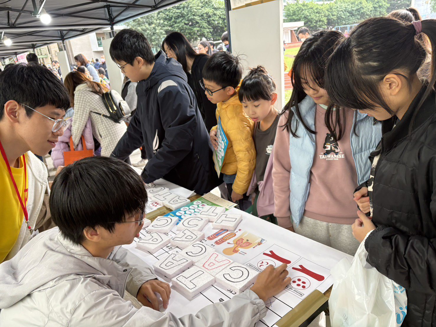 中央大學生醫系打造「DNA魔法屋」科學闖關認識基因密碼與健康奧秘 中央大學生醫系打造「DNA魔法屋」科學闖關認識基因密碼與健康奧秘