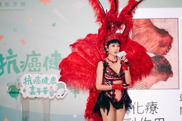 2025抗癌健康嘉年華登場!千人齊聚松菸共創不邊緣力量 圖/抗癌大使唐玲分享勇敢抗癌的經歷,赤紅如燄的羽毛象徵著重生,宛如浴火鳳凰。