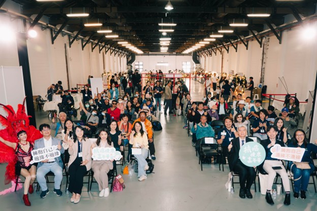 2025抗癌健康嘉年華登場!千人齊聚松菸共創不邊緣力量 圖/精拓生技舉辦「2025抗癌健康嘉年華」以講座融合健康市集,呼籲民眾、癌友,重視「知的權力」,了解抗癌治療、照護上,每個階段擁有的不同選擇。