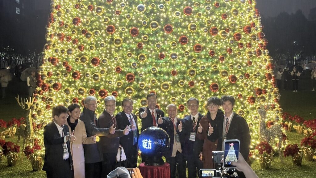 15米全新聖誕樹亮相 臺北大學攜手社區點亮「北大耶誕城」 15米全新聖誕樹亮相 臺北大學攜手社區點亮「北大耶誕城」