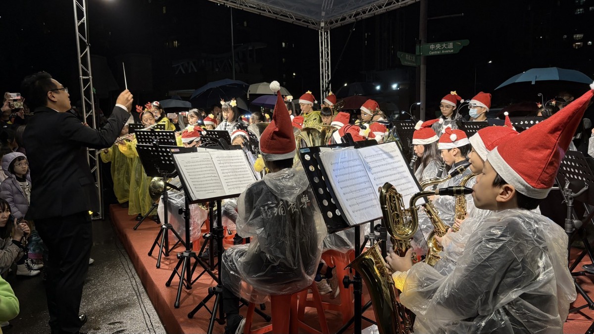 15米全新聖誕樹亮相 臺北大學攜手社區點亮「北大耶誕城」 15米全新聖誕樹亮相 臺北大學攜手社區點亮「北大耶誕城」