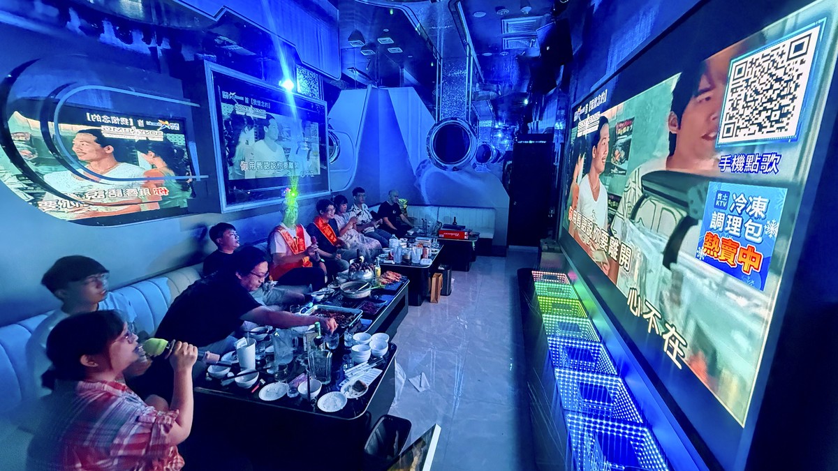 頂級高雄KTV快衝!賓士台鋁店2026元旦霸氣開幕 歡唱5折熱搶 頂級高雄KTV快衝!賓士台鋁店2026元旦霸氣開幕 歡唱5折熱搶