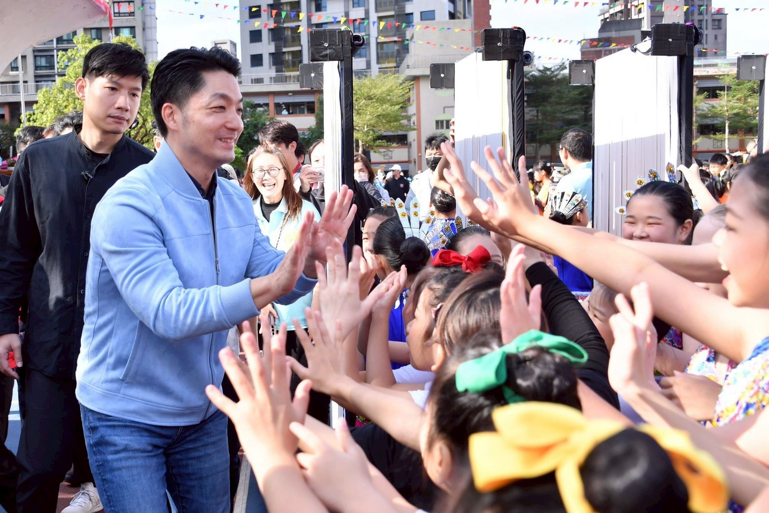 蔣萬安連趕兩校慶　宣布生生喝鮮奶將擴大至國中