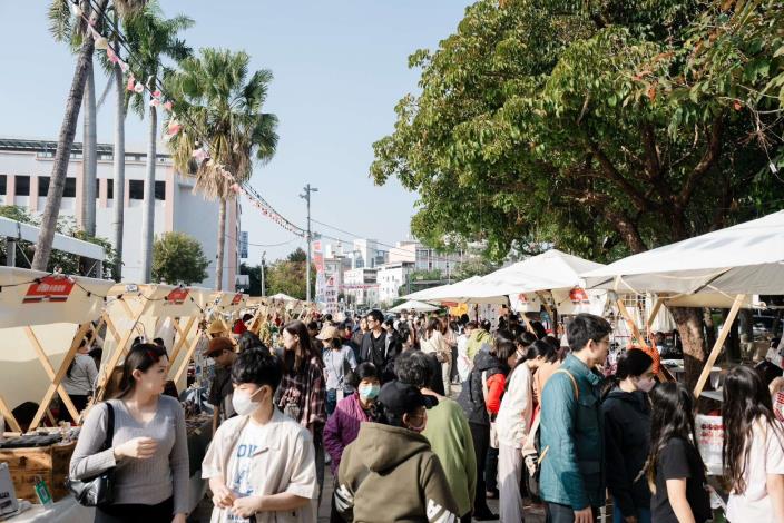 年末最後一場潮市集登場 雲林跨年前哨站熱鬧引爆斗六 「聖誕老饕音樂潮市集」作為年度壓軸場,集結 70 攤嚴選品牌,完整呈現雲林在地創作能量。