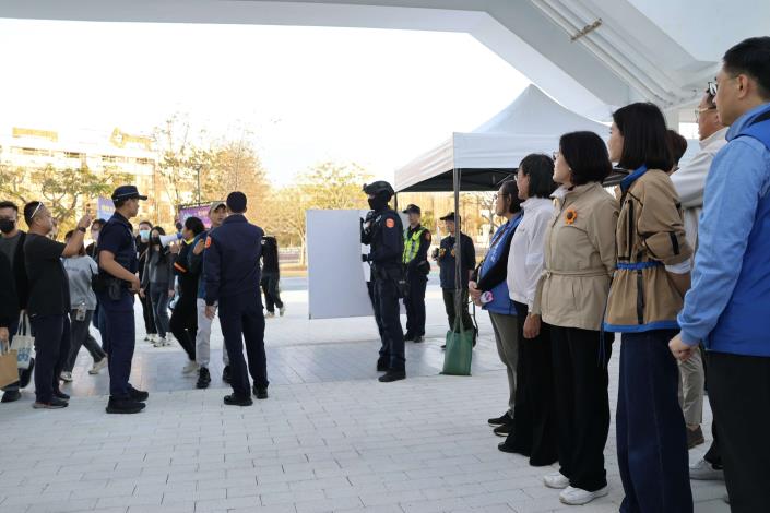 全力維安、平安跨年! 張麗善縣長坐鎮跨年 實兵演練 全力維安、平安跨年! 張麗善縣長坐鎮跨年實兵演練-入場情景