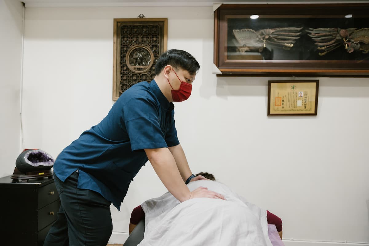 在快節奏城市裡,以細膩推拿手法陪身體慢下來 在快節奏城市裡,以細膩推拿手法陪身體慢下來