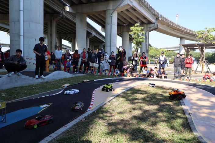 2025 大埤稻草酸菜季「藝起稻熱鬧」盛大登場 雲林農村創新魅力全面升級 今年活動與剛啟用大埤輪動場結合,推出RC飄移賽,讓原本供親子遊憩的空間變身為全民皆可同樂的動感場域