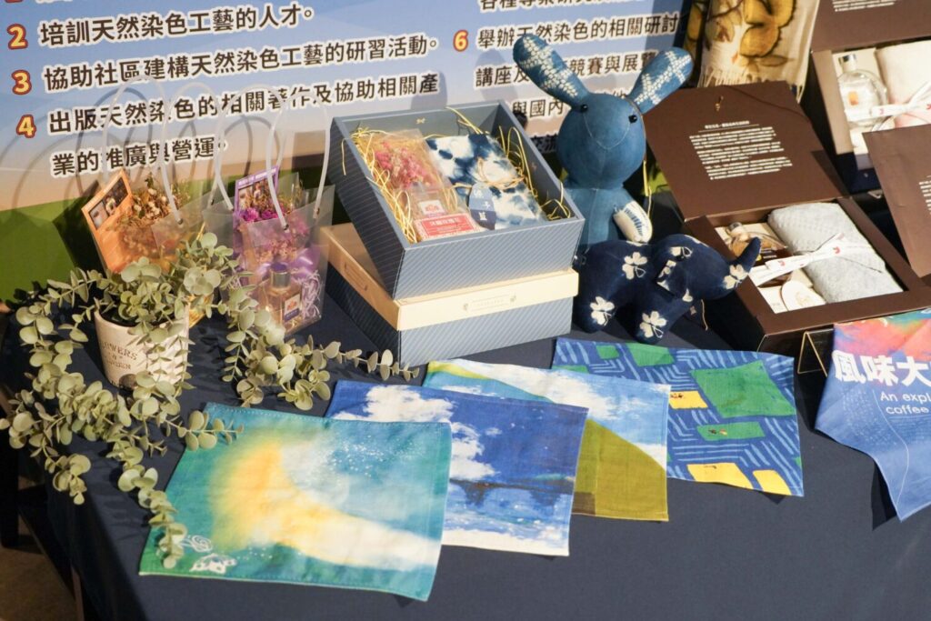 2025 雲林巾彩耕地藝術節發布 四大體系簽署 MOU 共促永續 「永續巾彩禮盒」讓虎尾毛巾走進全台日常。(圖/毛巾科技協會提供)