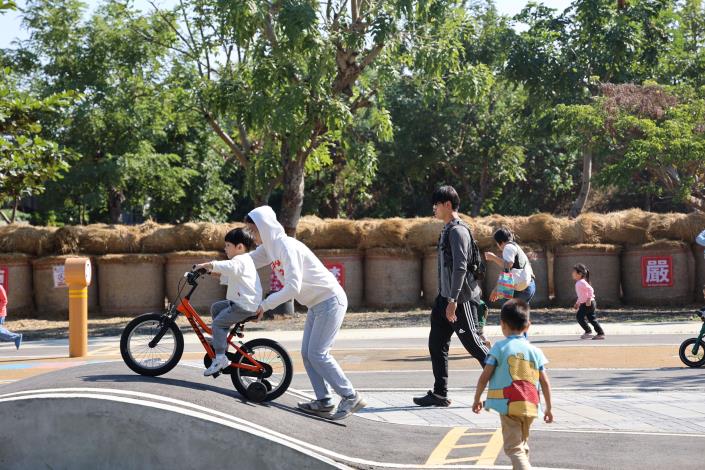 2025 大埤稻草酸菜季「藝起稻熱鬧」盛大登場 雲林農村創新魅力全面升級 大埤輪動場在公所、三結社區、農村發展及水土保持署與雲林縣政府通力合作下,將原本閒置的空間活化,打造成老、中、青、少、幼鄉親可就近遊憩遊樂場域