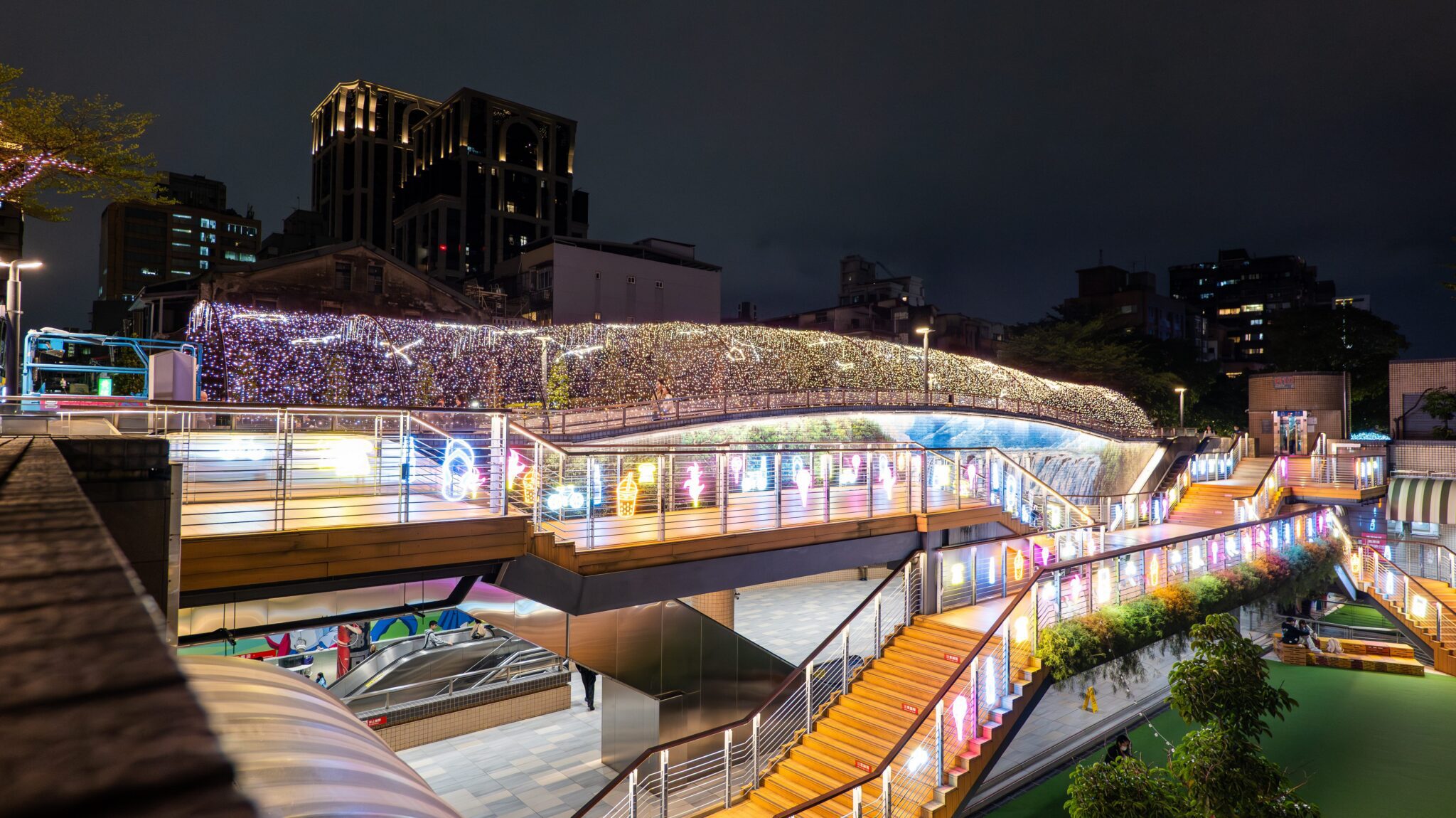 「2025閃耀!捷運光聚落」登場 1公里夢幻光廊點亮台北歲末 「2025閃耀!捷運光聚落」登場 1公里夢幻光廊點亮台北歲末