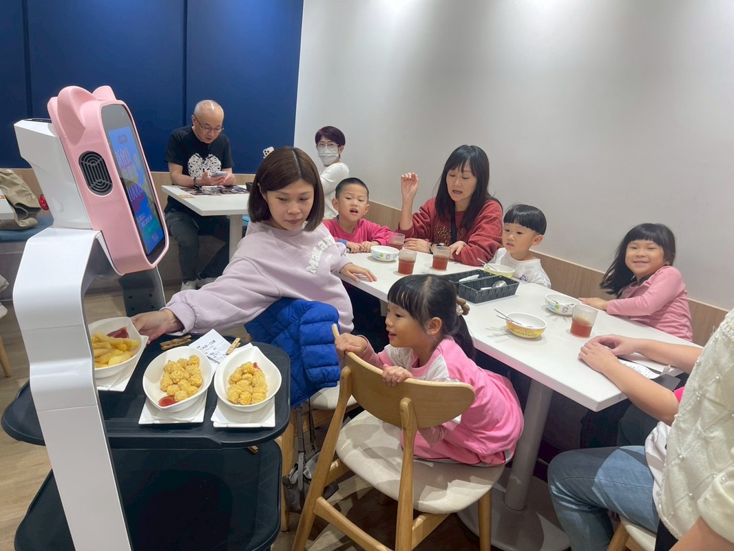 『義麵寶寶』打造全新用餐體驗,享受機器人送餐與網美級舒適環境 『義麵寶寶』打造全新用餐體驗,享受機器人送餐與網美級舒適環境