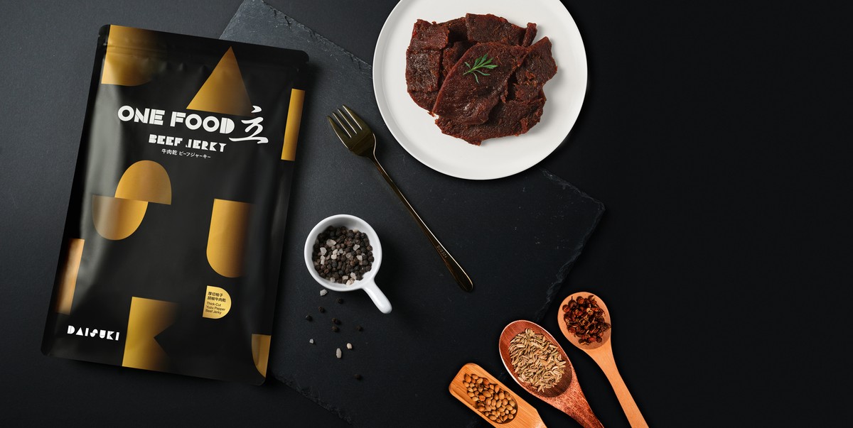 「台意思吉」首度攜手「五星名廚王輔立」重磅推出「厚切牛肉乾」聯名禮盒,為台灣肉乾開啟主廚級新時代 「台意思吉」首度攜手「五星名廚王輔立」重磅推出「厚切牛肉乾」聯名禮盒,為台灣肉乾開啟主廚級新時代