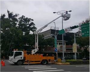 拉滿聖誕氣氛 路燈守護天使點亮台北 拉滿聖誕氣氛 路燈守護天使點亮台北