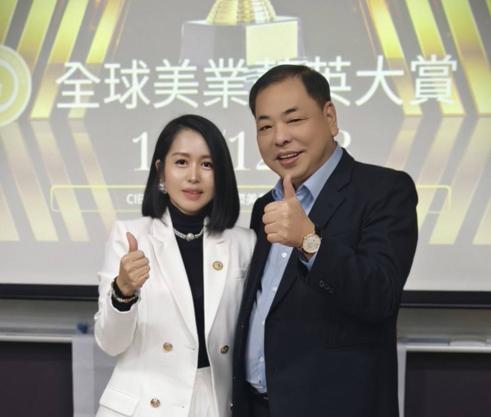 「全球美業菁英大賞」新竹登場 七國選手齊聚新竹總獎金158萬創新高 大會主席馮晏昀(左)與新竹縣副縣長陳見賢(右)合影,副縣長肯定本次賽事促進美業國際交流與青少年技職教育。(圖/記者林照東攝)