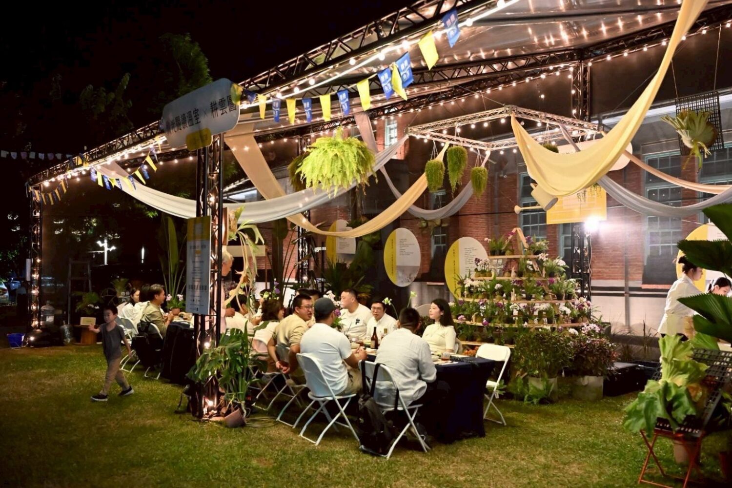 永續交流餐桌以微冊角落為主軸，搭配在地花藝佈置，背景由雲林品牌「蘭日子」及「森海芋旺」蕨類植物點綴。（圖/主辦單位提供）