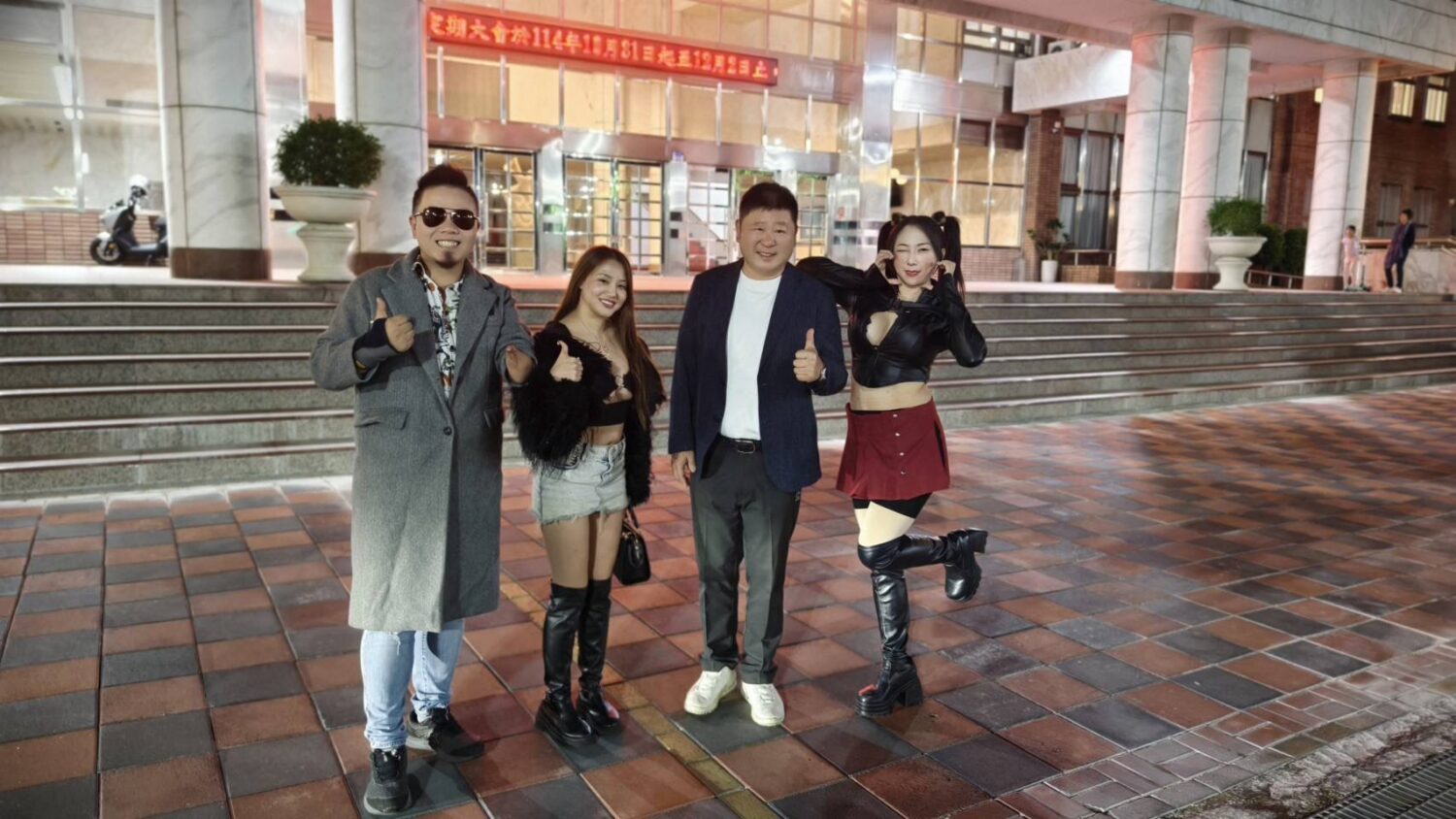 網紅送愛到花蓮 珺珺、黑糖、虎克船長攜手送暖災區、善款親送到家 左起虎克船長、黑糖、花蓮縣議會張峻議長、珺珺攜手投入「送愛到花蓮」公益計畫,將義賣善款與溫暖親自送到災民手中。(圖/主辦單位提供)