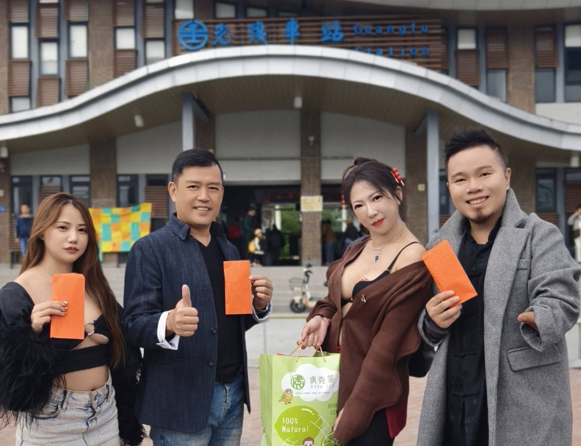 網紅送愛到花蓮 珺珺、黑糖、虎克船長攜手送暖災區、善款親送到家 由左至右:黑糖、光復鄉民代表廖翊鈞主席、珺珺、虎克船長。三位網紅與地方代表攜手投入「送愛到花蓮」行動,將義賣善款與物資親自送達災民。(圖/主辦單位提供)