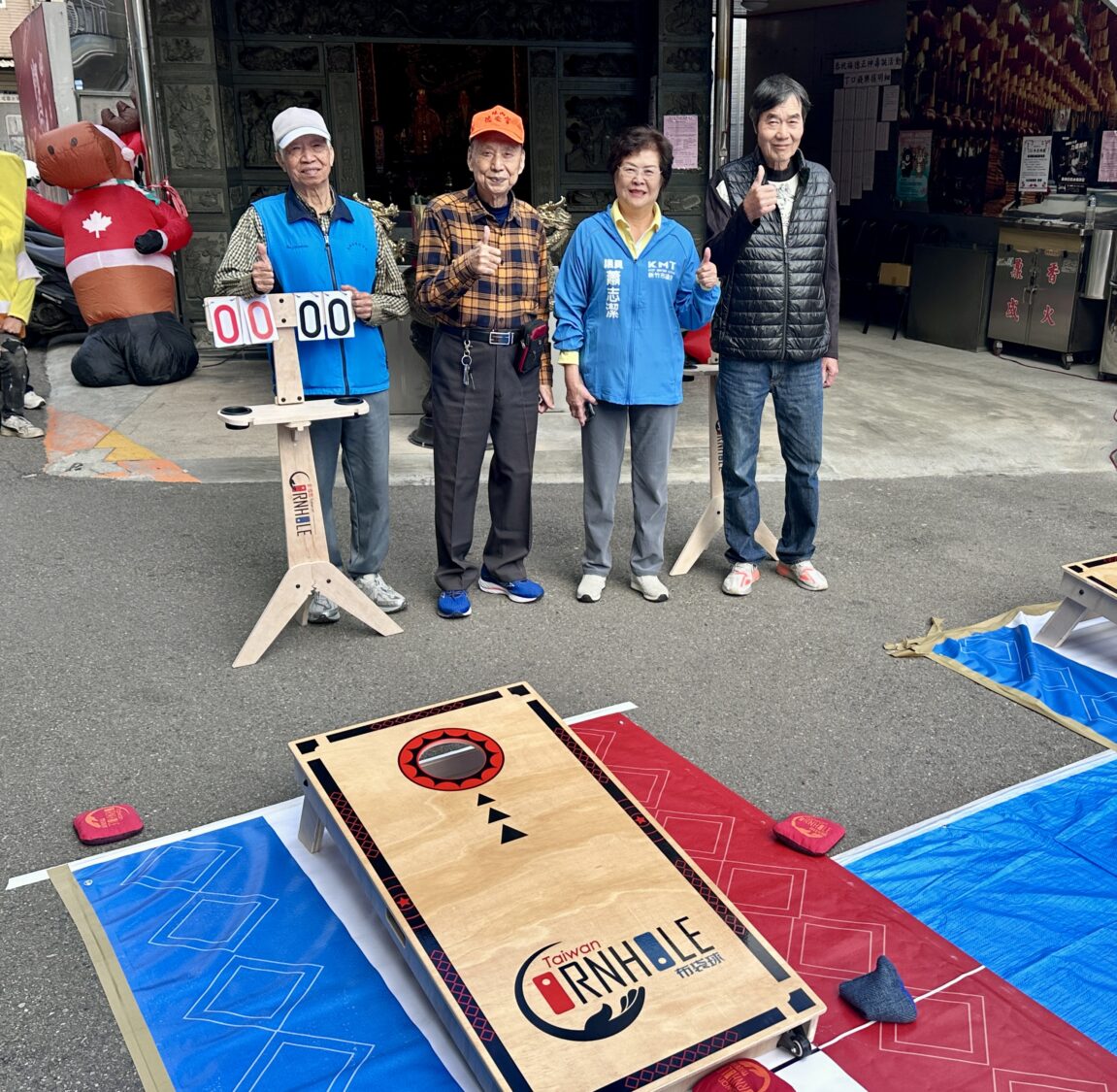 百人擠爆光田社區家庭日!QQ姐姐帶動長輩一起動 布袋球首推成最強亮點 光田社區長輩於廟前廣場體驗布袋球活動,器材由蕭志潔議員(右二)贊助。(圖/記者林照東攝)