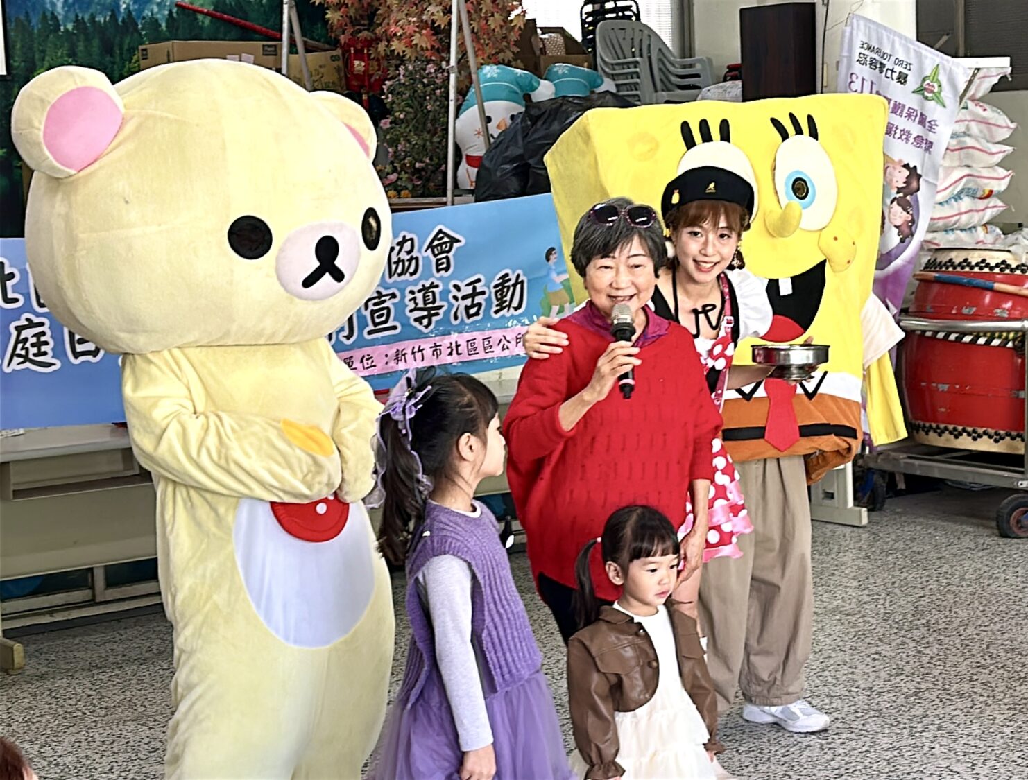 百人擠爆光田社區家庭日!QQ姐姐帶動長輩一起動 布袋球首推成最強亮點 QQ姐姐親切與長輩、孩童互動,讓光田社區家庭日更加溫暖、充滿活力,現場笑聲不斷。(圖/記者林照東攝)