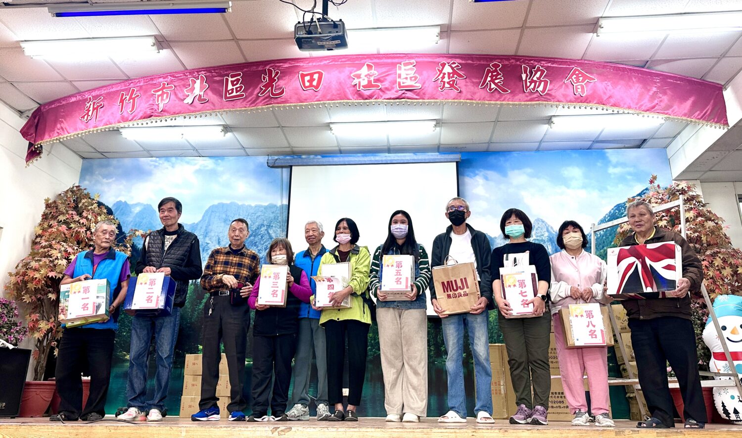 百人擠爆光田社區家庭日!QQ姐姐帶動長輩一起動 布袋球首推成最強亮點 光田社區家庭日布袋球推廣活動頒獎時刻,長輩與民眾開心合影,展現滿滿活力與成就感。(圖/記者林照東攝)