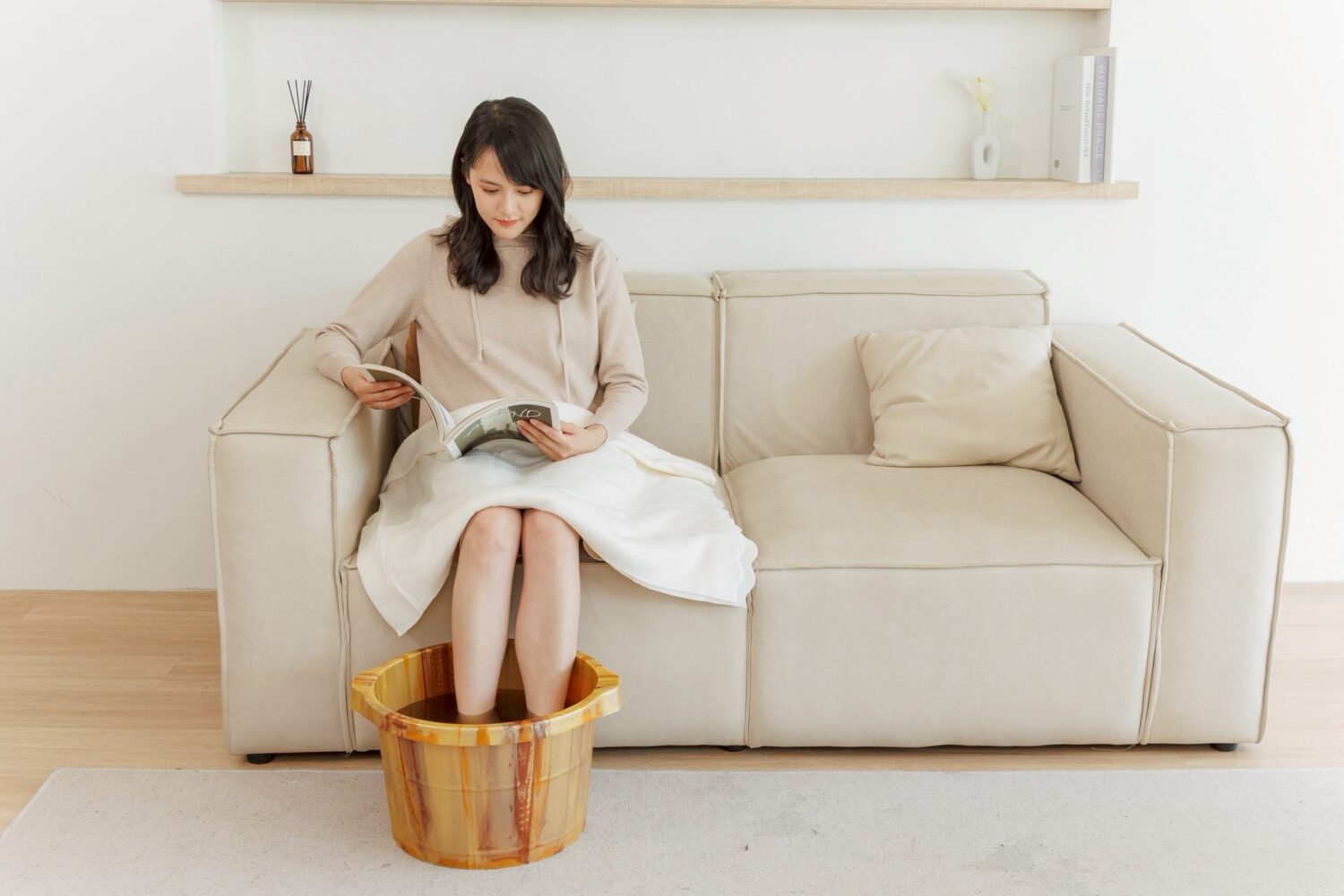 大雪節氣冷空氣強襲 森滋養艾草草本暖身法成風潮 使用草本沐浴包進行泡腳,成為冬季在家放鬆的日常儀式感選項之一。溫和草本香氣深受許多上班族與家庭族群喜愛。(圖/森滋養提供)